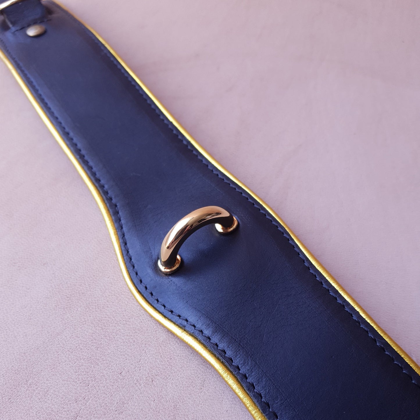 Collier en cuir - noir & or