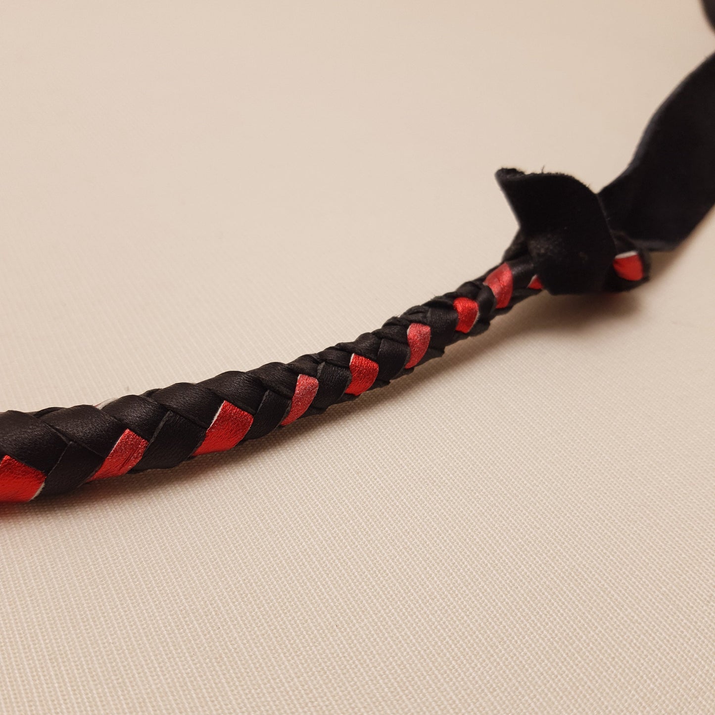 Fouet cravache mexicaine - 46 cm en cuir tressé - rouge & noir