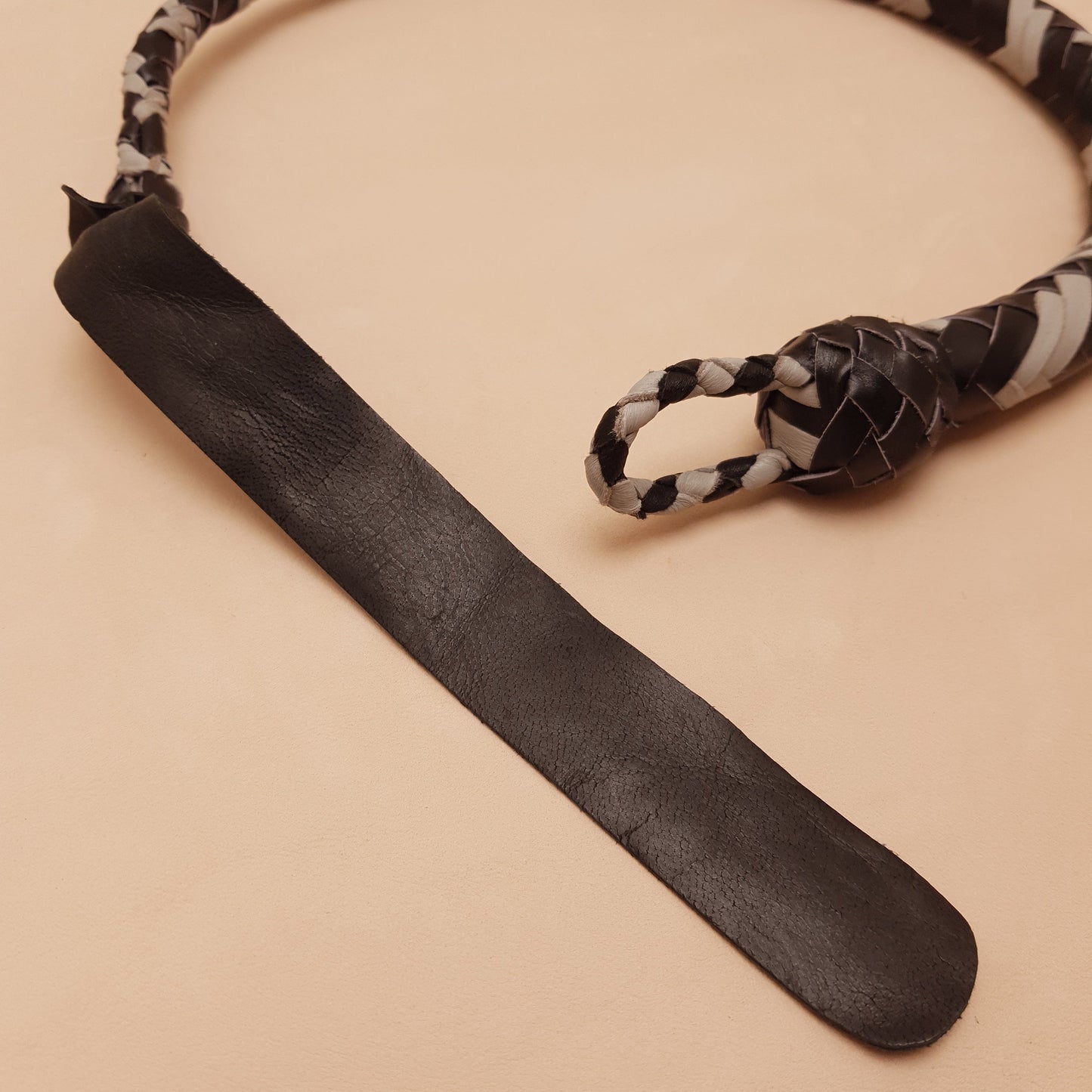 Fouet cravache mexicaine - 56 cm en cuir tressé - noir & gris