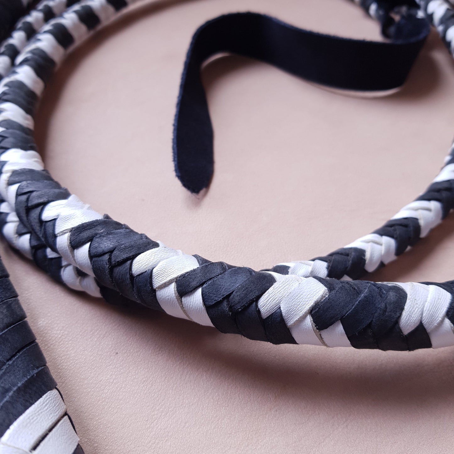 Fouet bullwhip - 240 cm en cuir tressé - noir & blanc