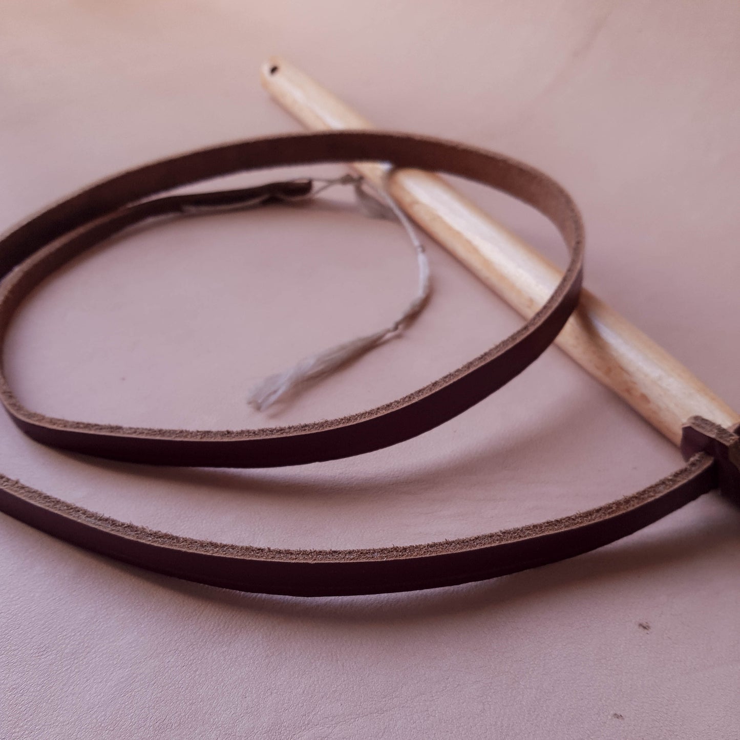 Fouet manche en bois - 95 cm en cuir - bordeaux
