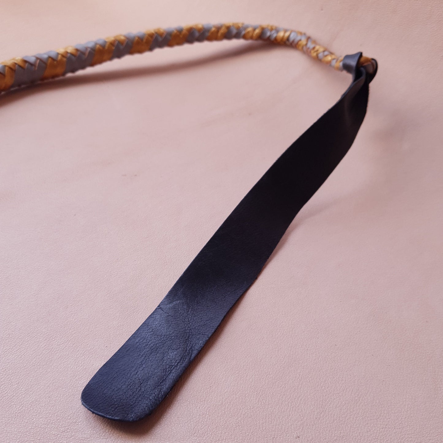 Fouet cravache mexicaine - 56 cm en cuir tressé - gris & or