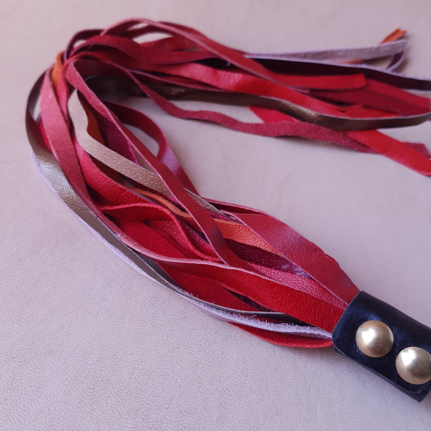 Martinet cuir & inox - 42 cm - rouge, bordeaux & bronze