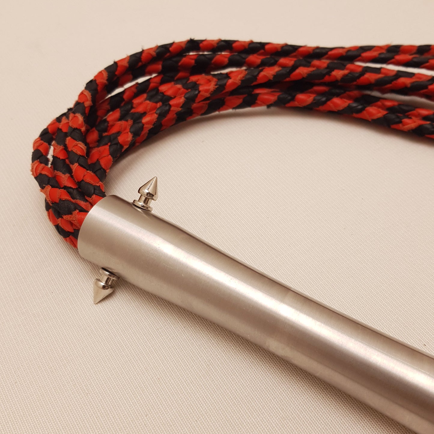 Martinet cat o nine cuir & inox - 33 cm - rouge & noir
