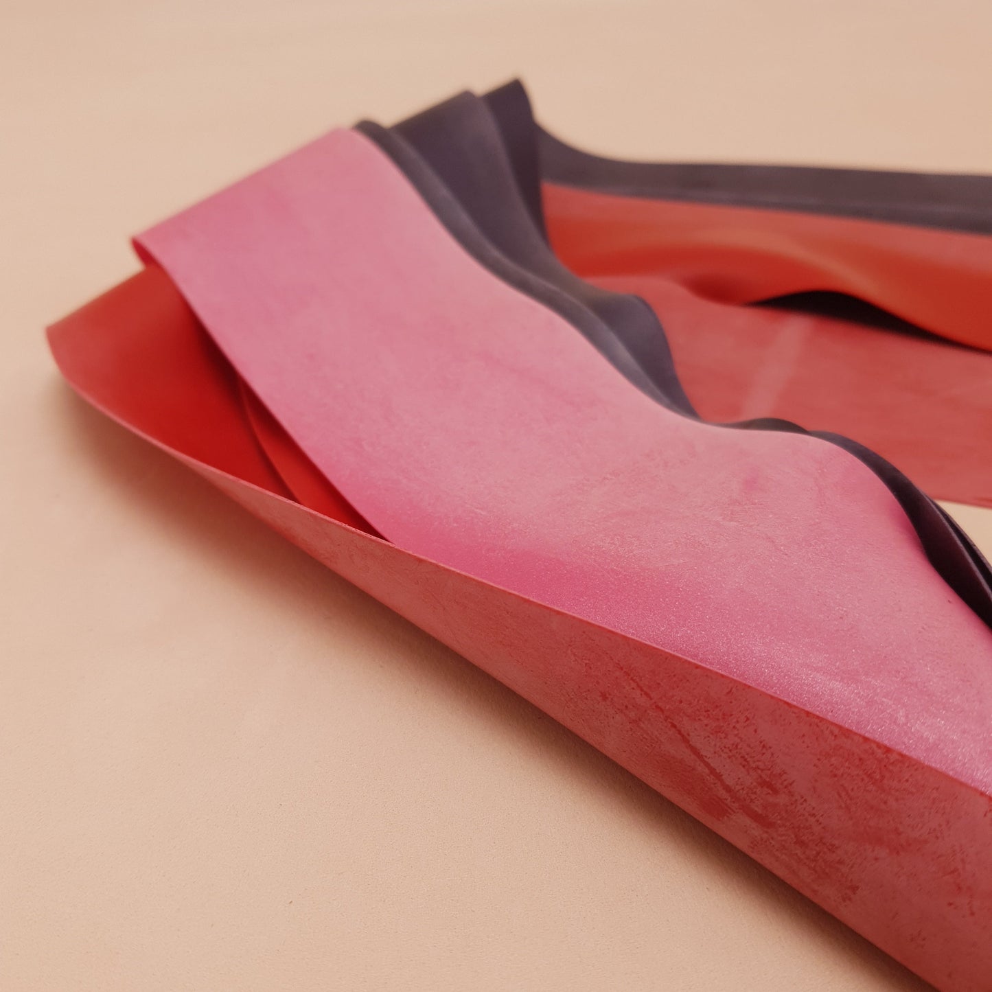 Martinet latex & acier - 66 cm - violet, rose & gris