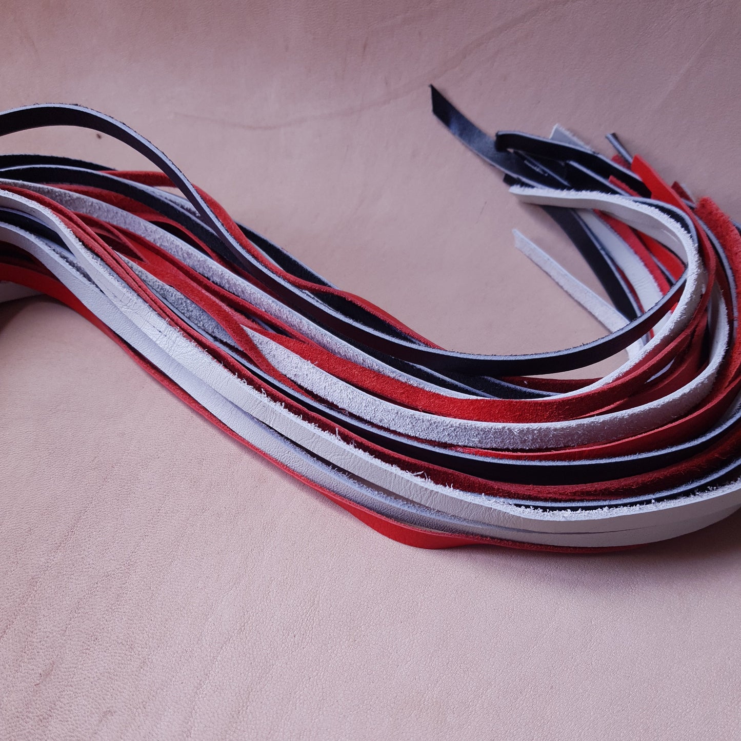 Martinet cuir & knot - 52 cm - noir, blanc & orange