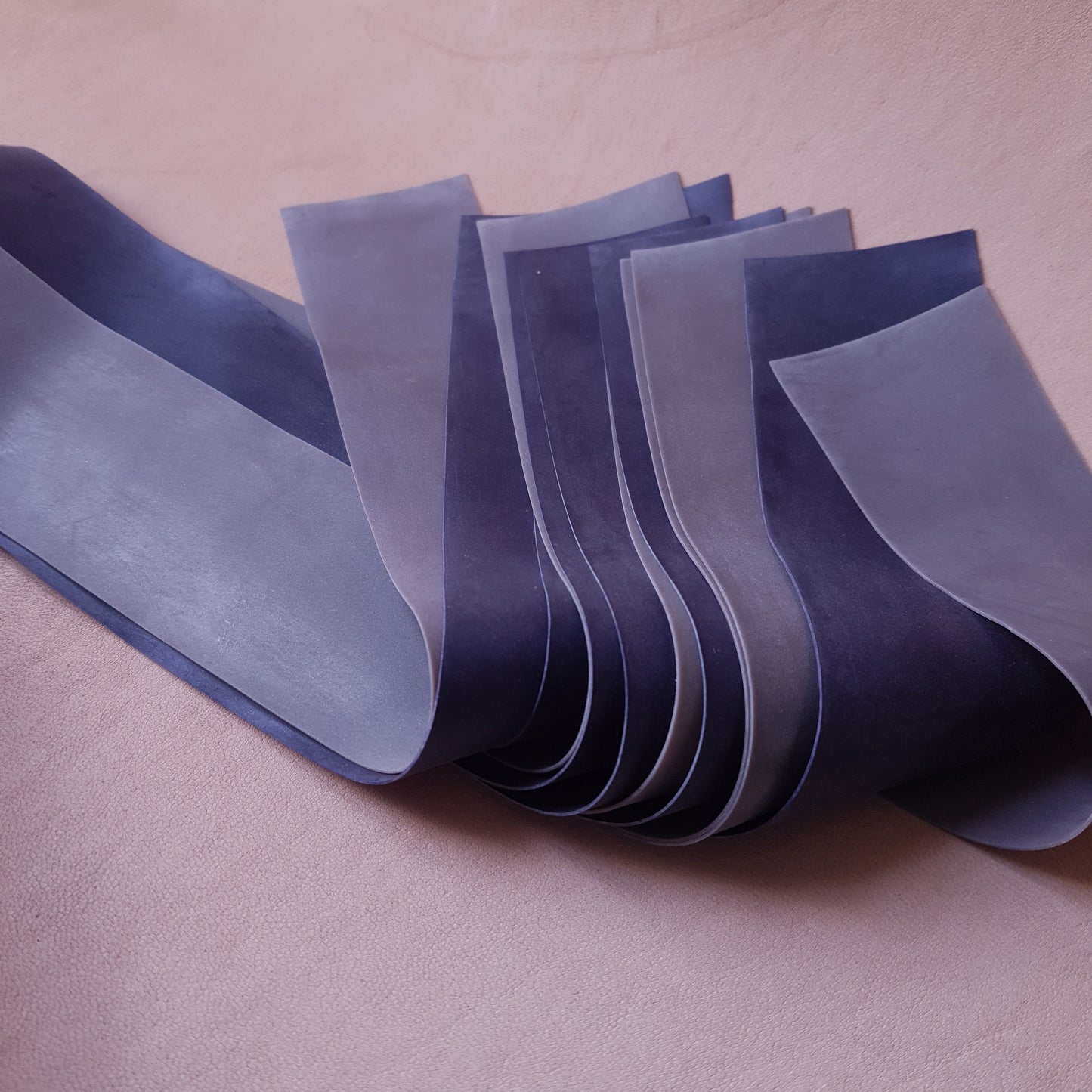 Martinet latex & inox - 54 cm - violet & gris