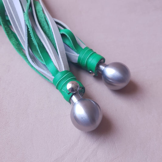 Paire de martinets cuir & inox - 38 cm - vert & blanc