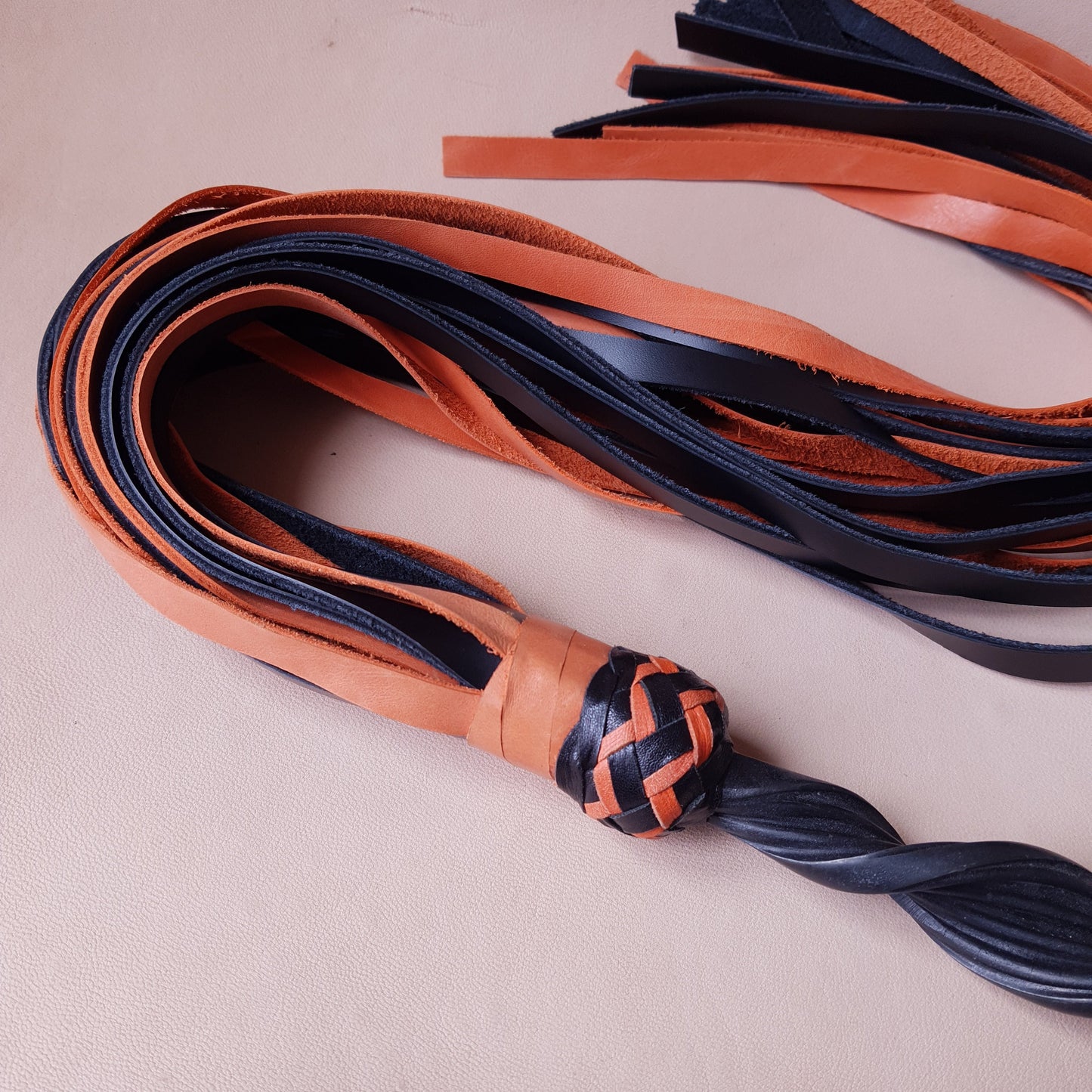 Martinet cuir & acier - 63 cm - orange & noir