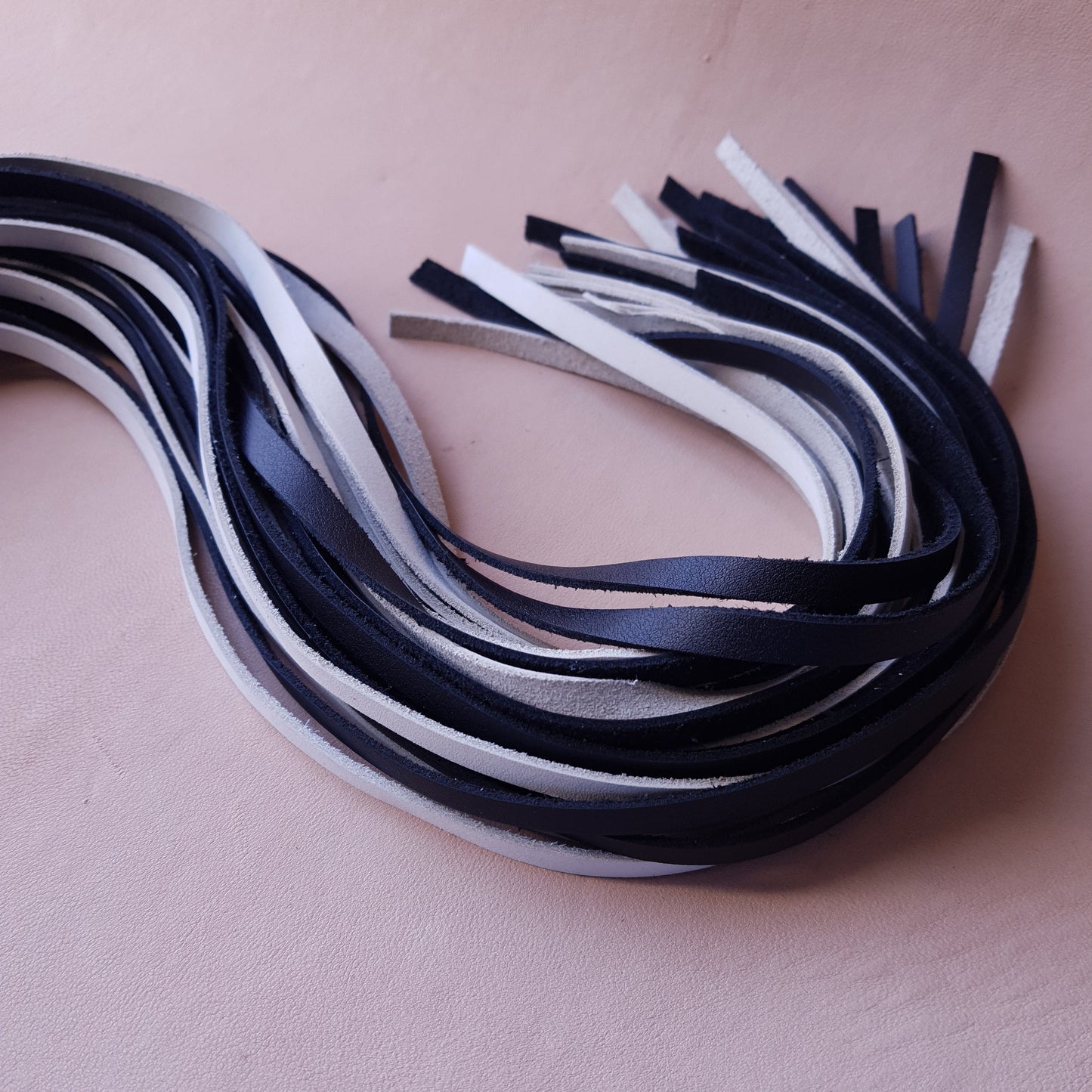 Martinet cuir & knot - 71 cm - noir & blanc