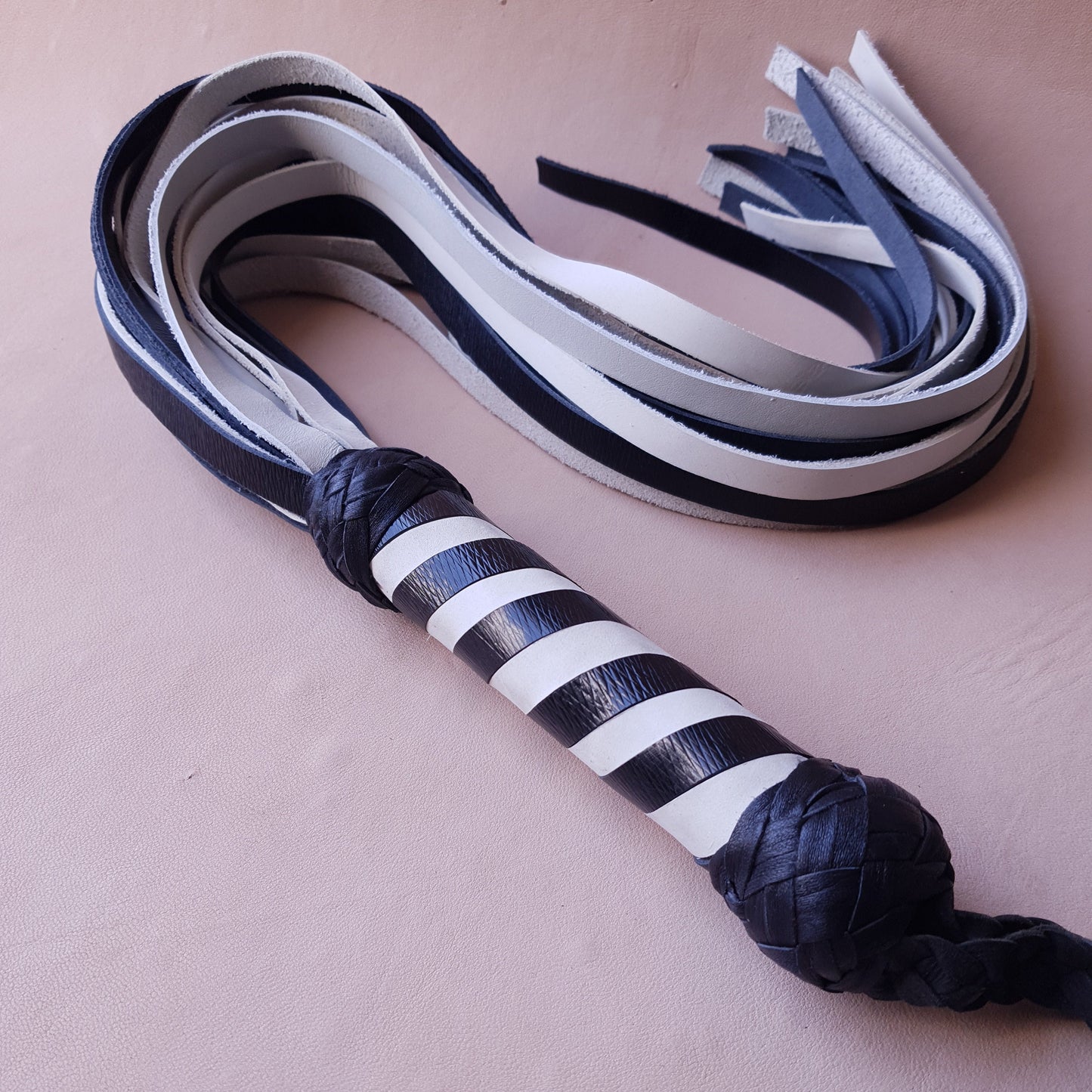 Martinet cuir & knot - 76 cm - noir & blanc