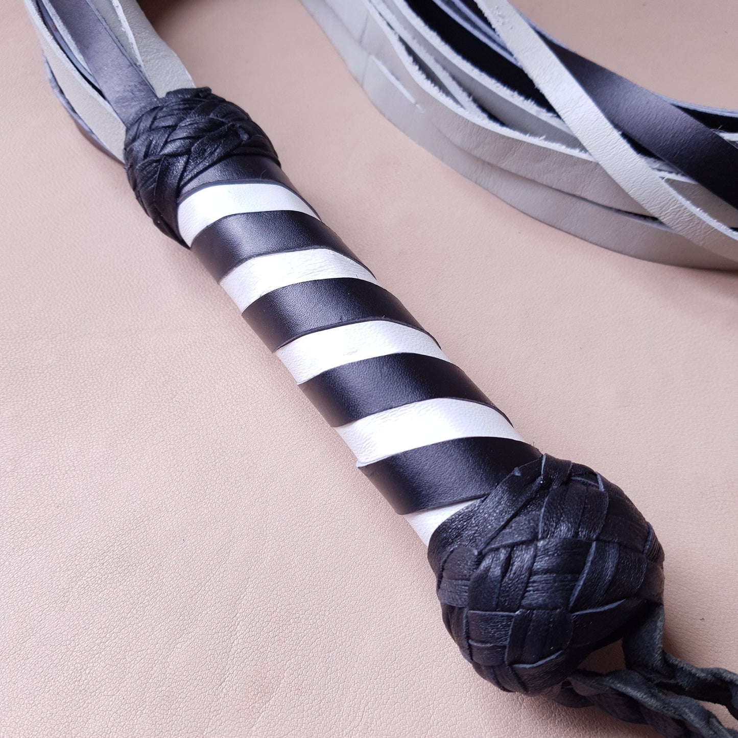 Martinet cuir & knot - 79 cm - noir & blanc