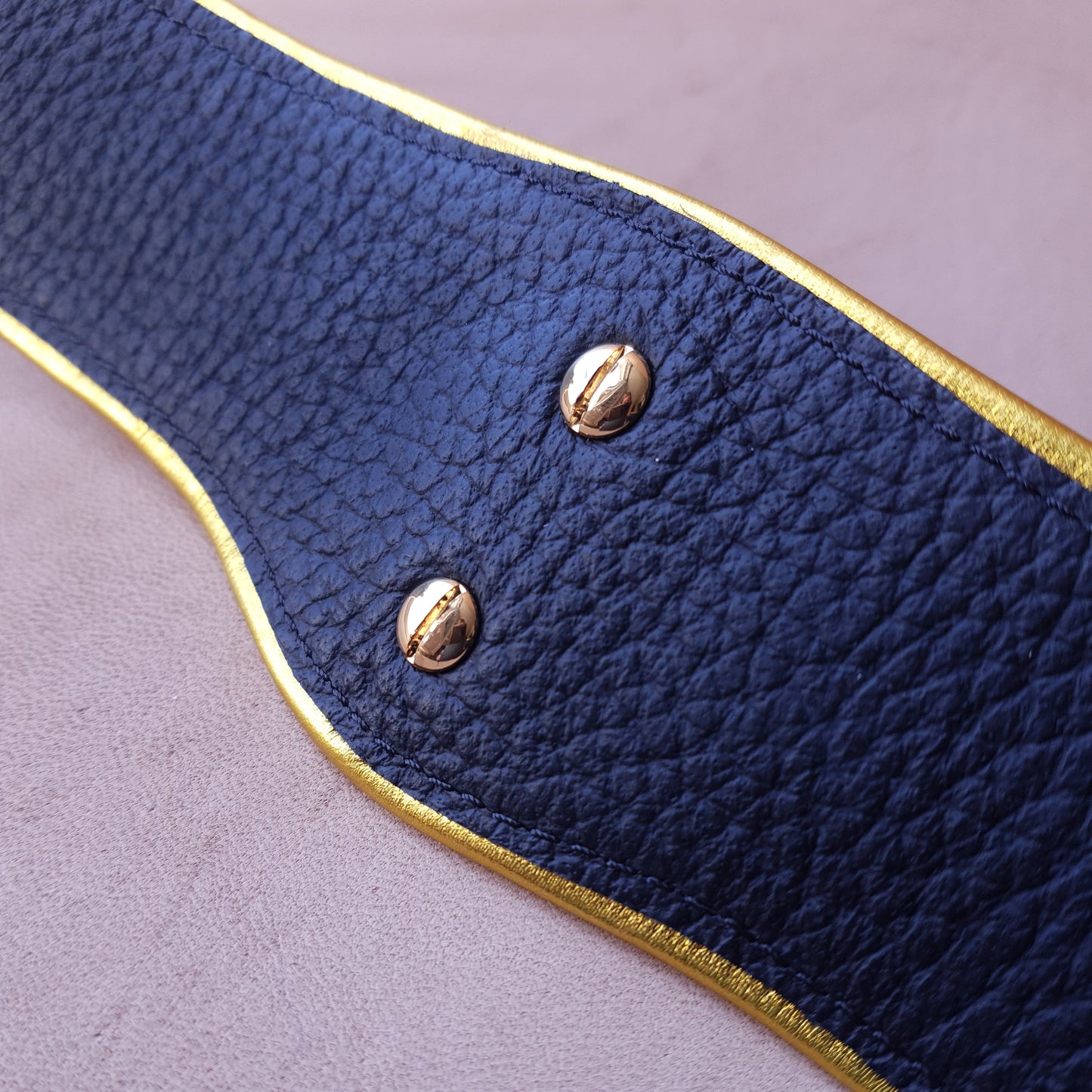 Collier en cuir - noir & or