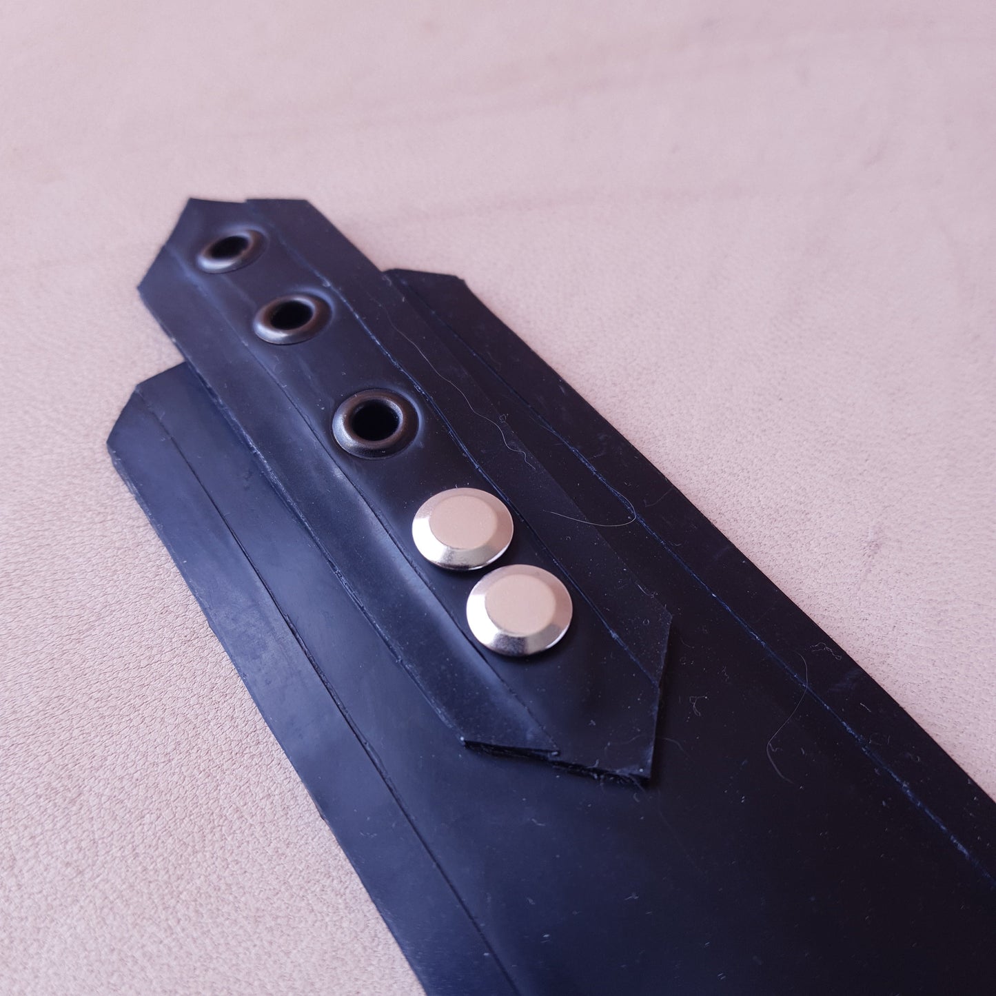 Collier en latex - 38 cm - noir 2