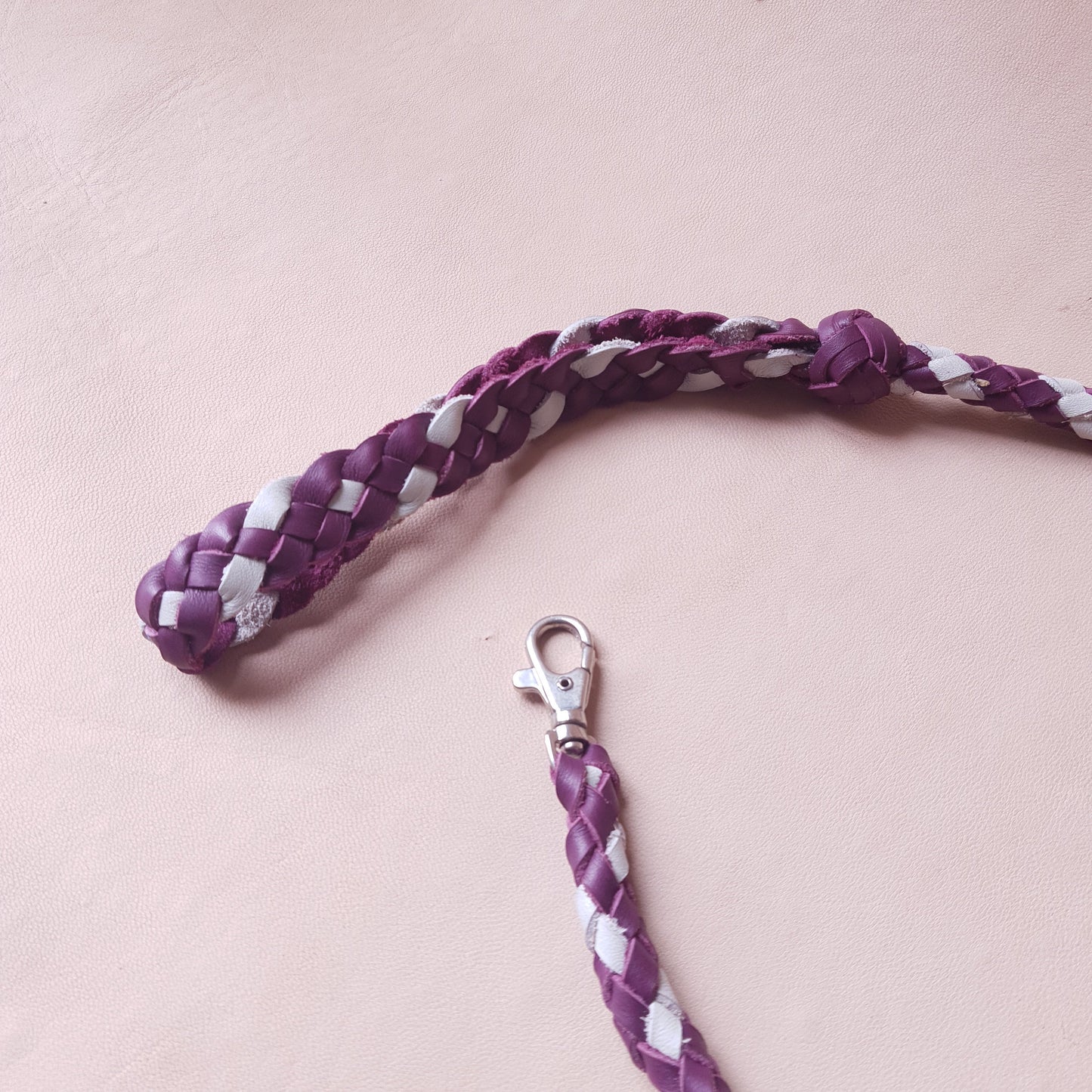 Laisse en cuir - 68 cm - violette & blanche