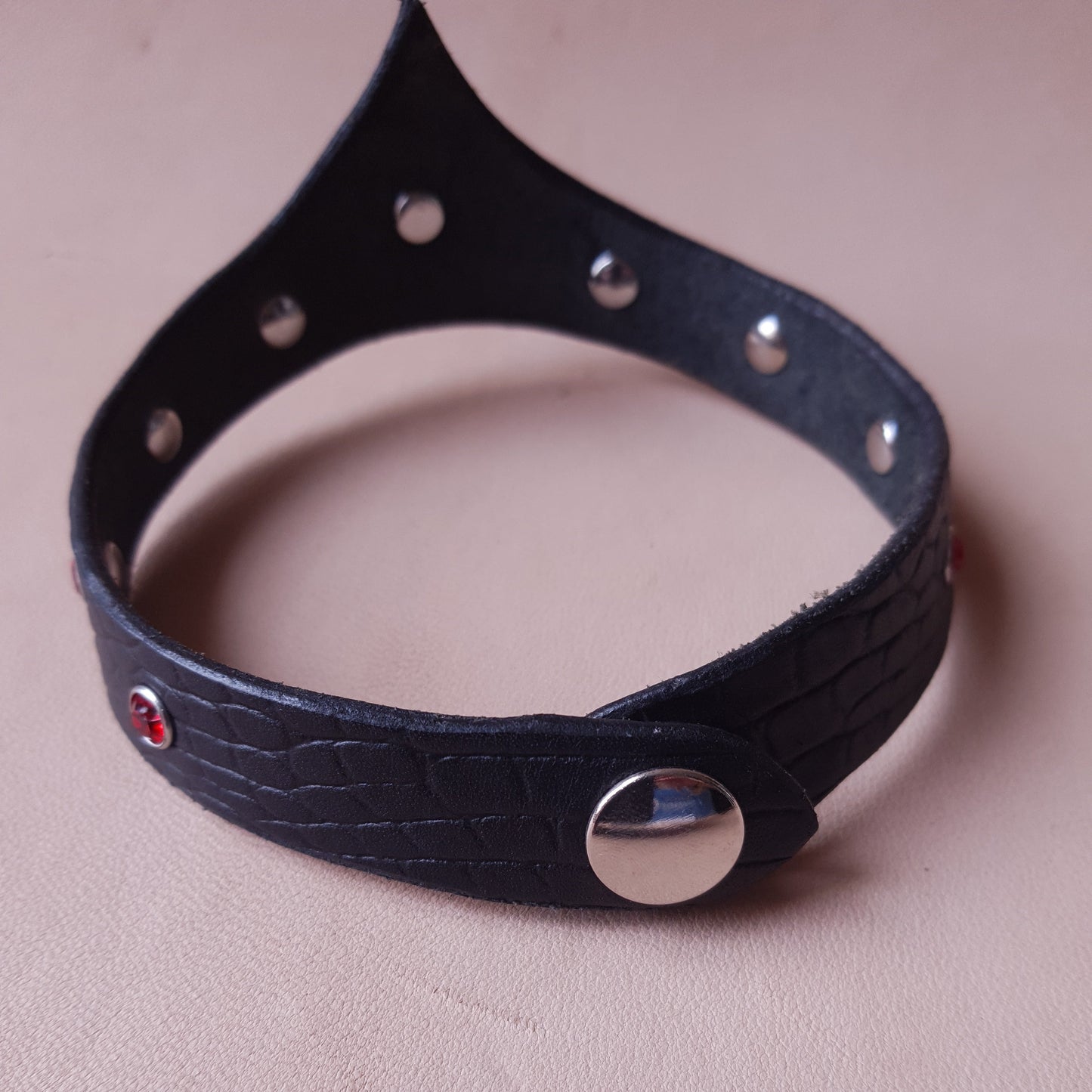 Collier en cuir - 31 cm - noir & rouge