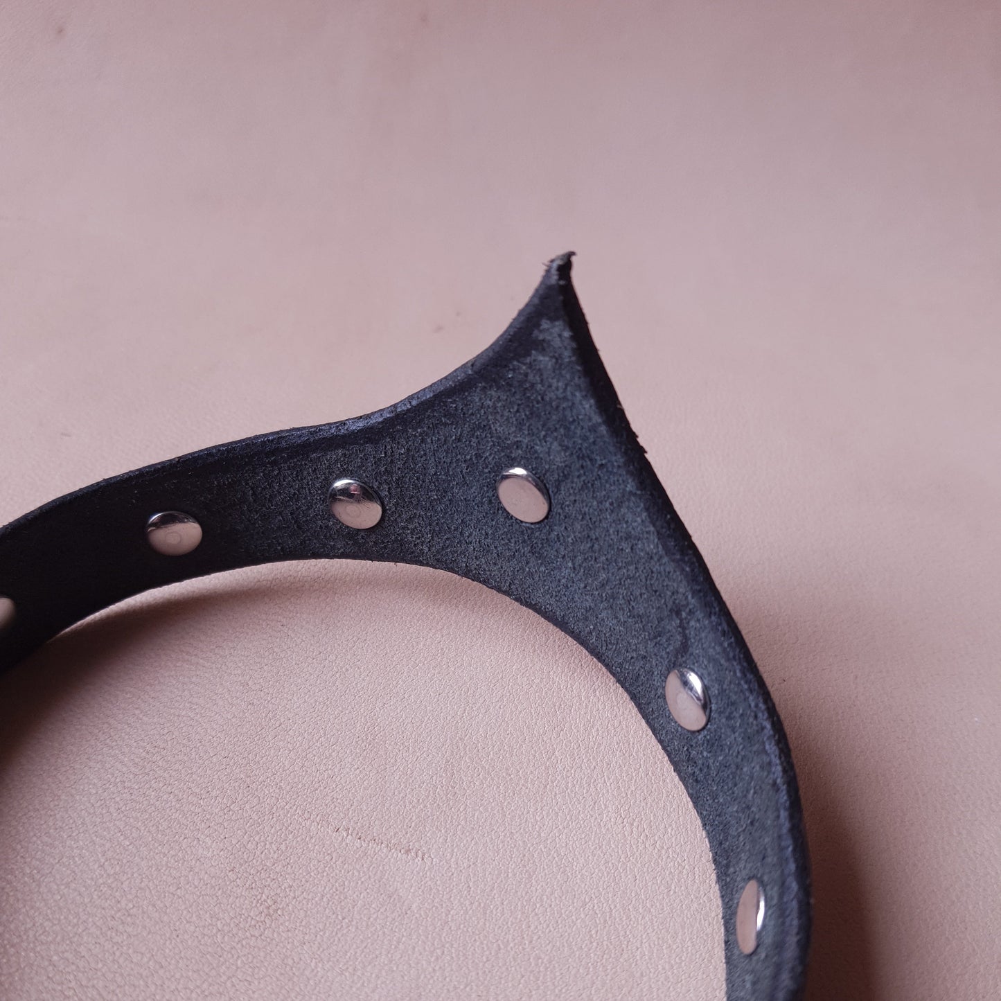 Collier en cuir - 31 cm - noir & rouge