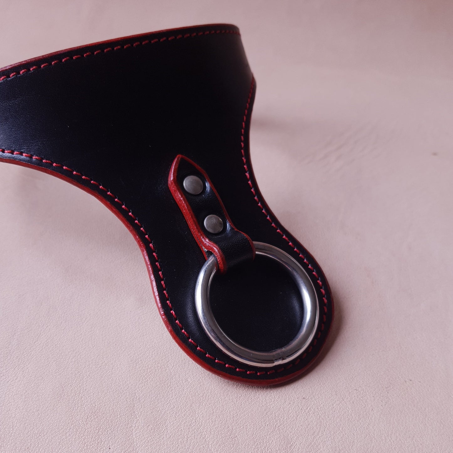 Collier en cuir - 31 cm - noir & rouge