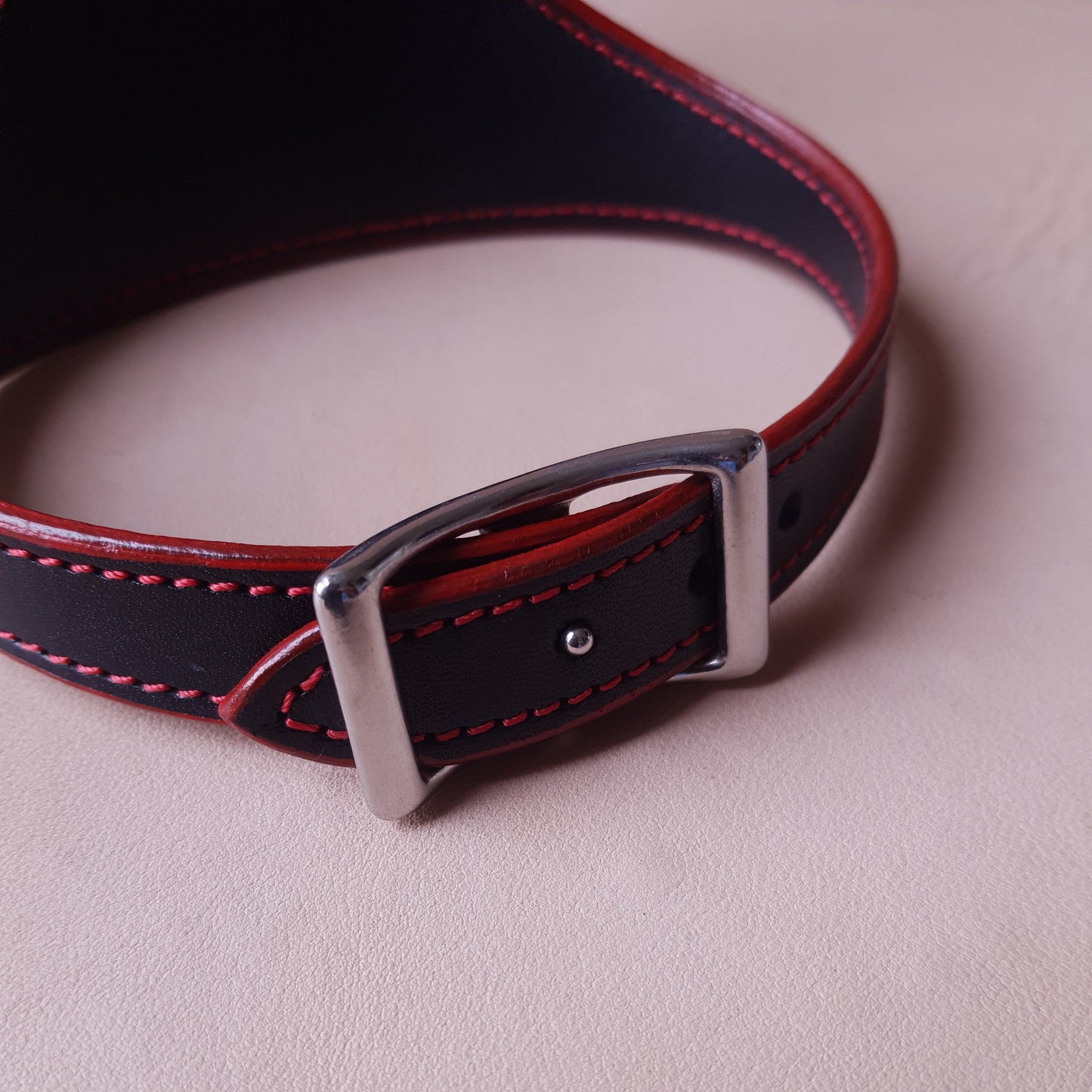 Collier en cuir - 31 cm - noir & rouge