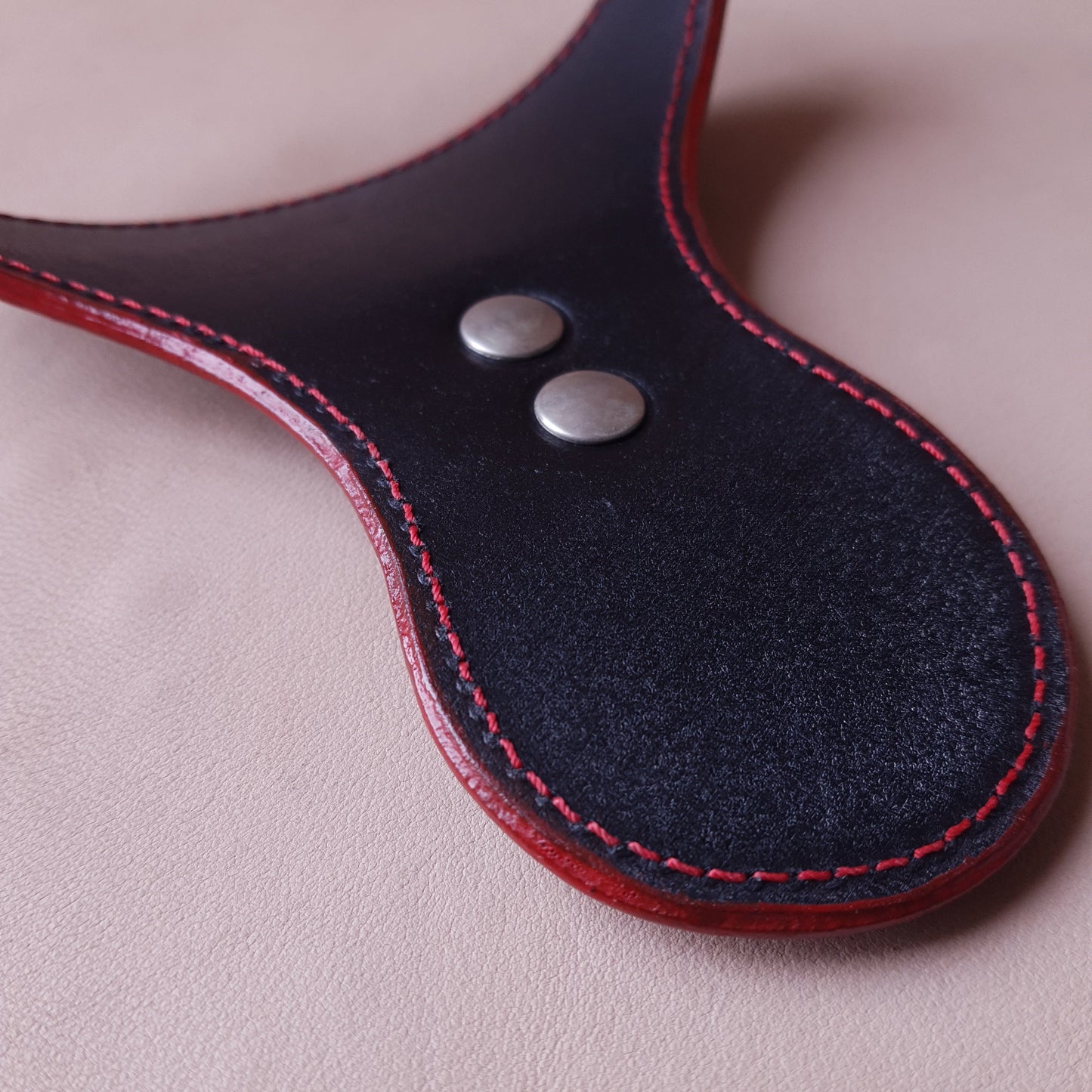 Collier en cuir - 31 cm - noir & rouge