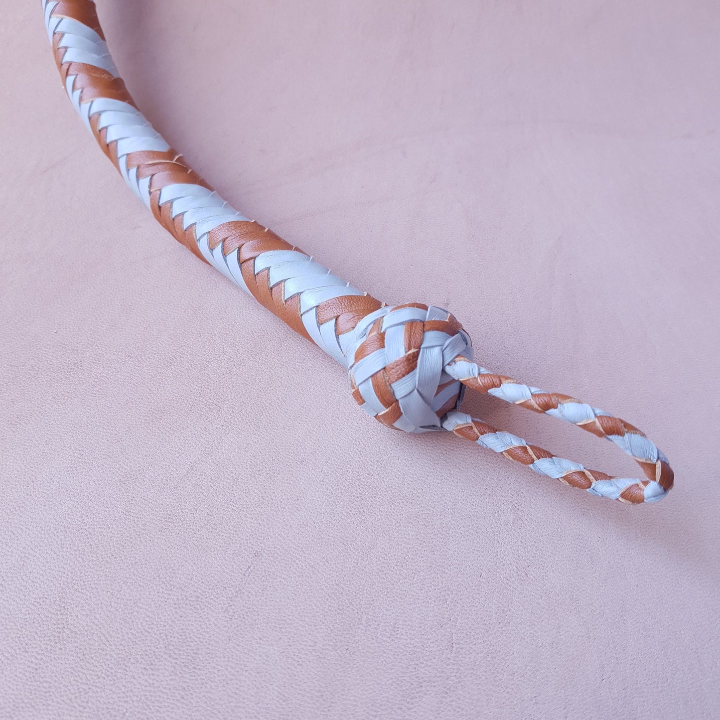 Fouet cravache mexicaine - 54 cm en cuir tressé - marron & bleu clair