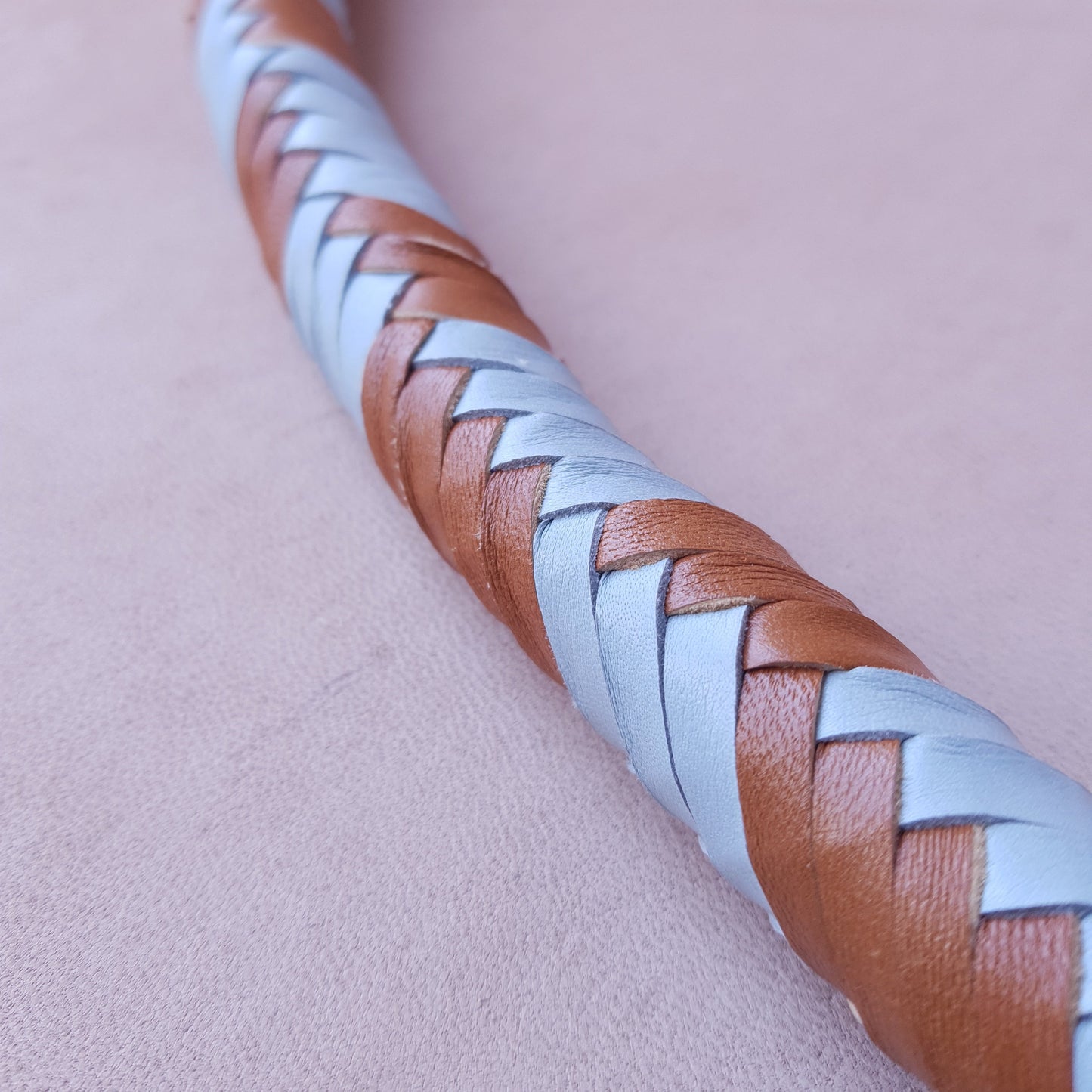 Fouet cravache mexicaine - 54 cm en cuir tressé - marron & bleu clair