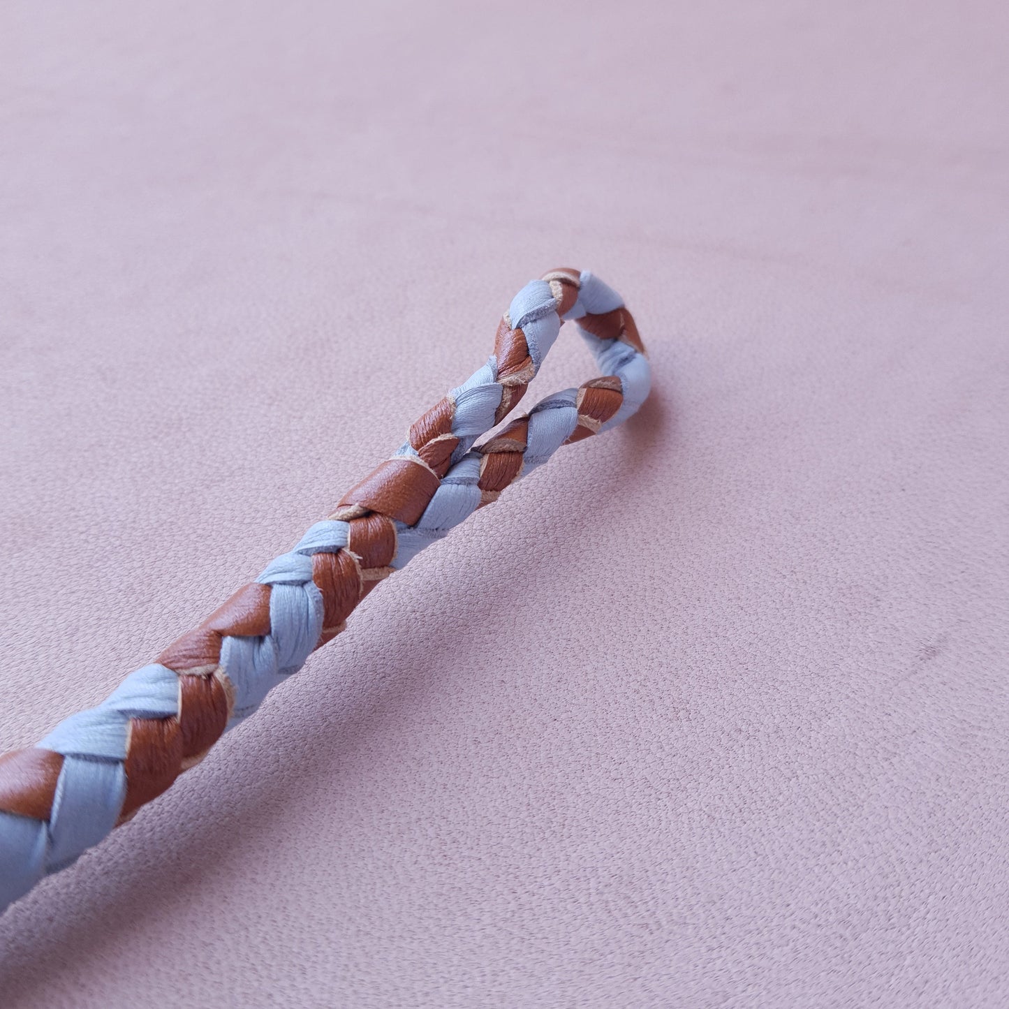 Fouet cravache mexicaine - 54 cm en cuir tressé - marron & bleu clair
