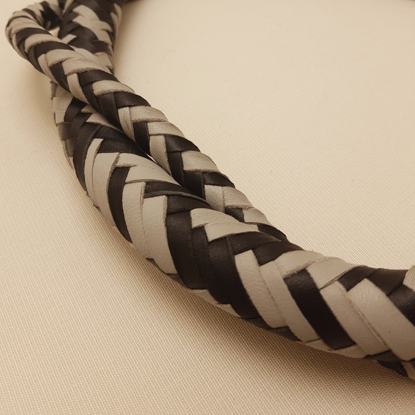 Fouet Single Tail - 126 cm en cuir tressé - noir & gris
