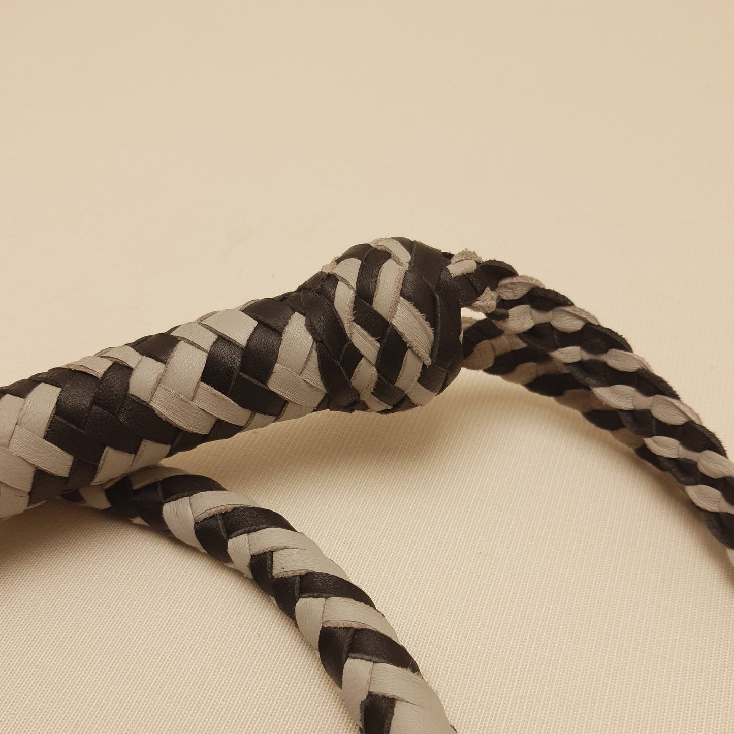Fouet Single Tail - 126 cm en cuir tressé - noir & gris