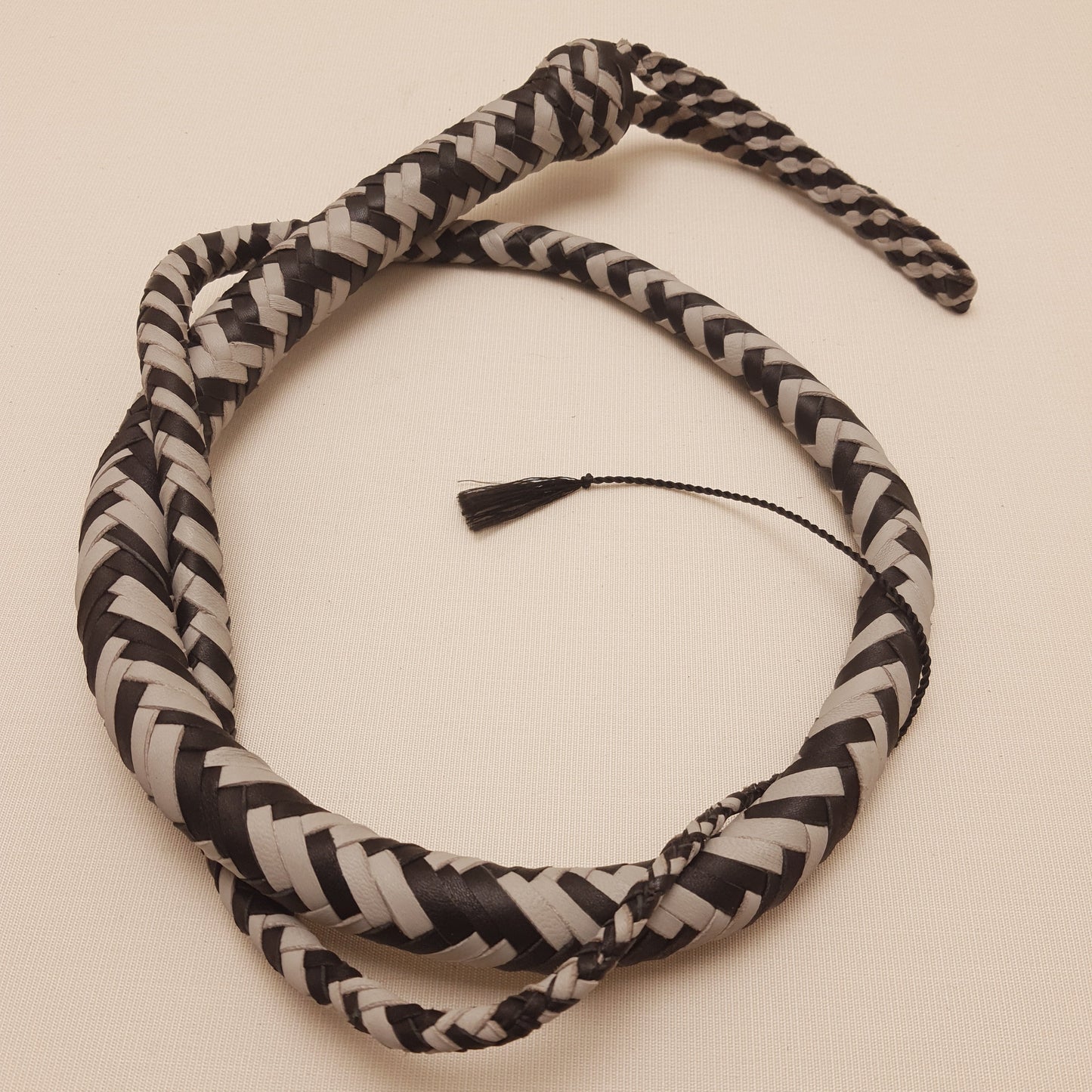 Fouet Single Tail - 126 cm en cuir tressé - noir & gris