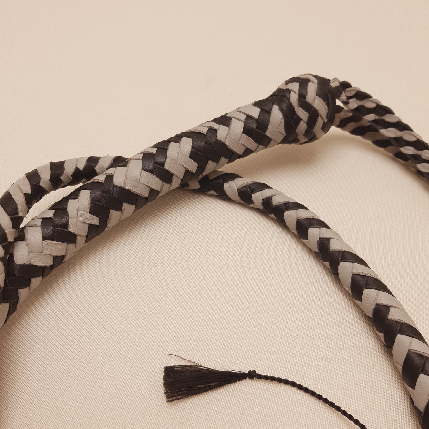 Fouet Single Tail - 126 cm en cuir tressé - noir & gris