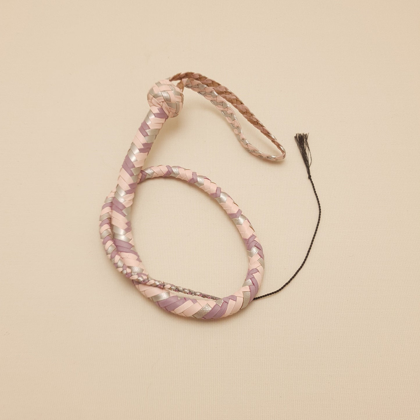 Fouet Single Tail - 70 cm en cuir tressé - argenté, rose & lilas