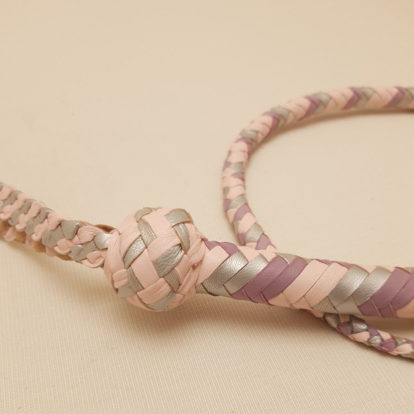 Fouet Single Tail - 70 cm en cuir tressé - argenté, rose & lilas