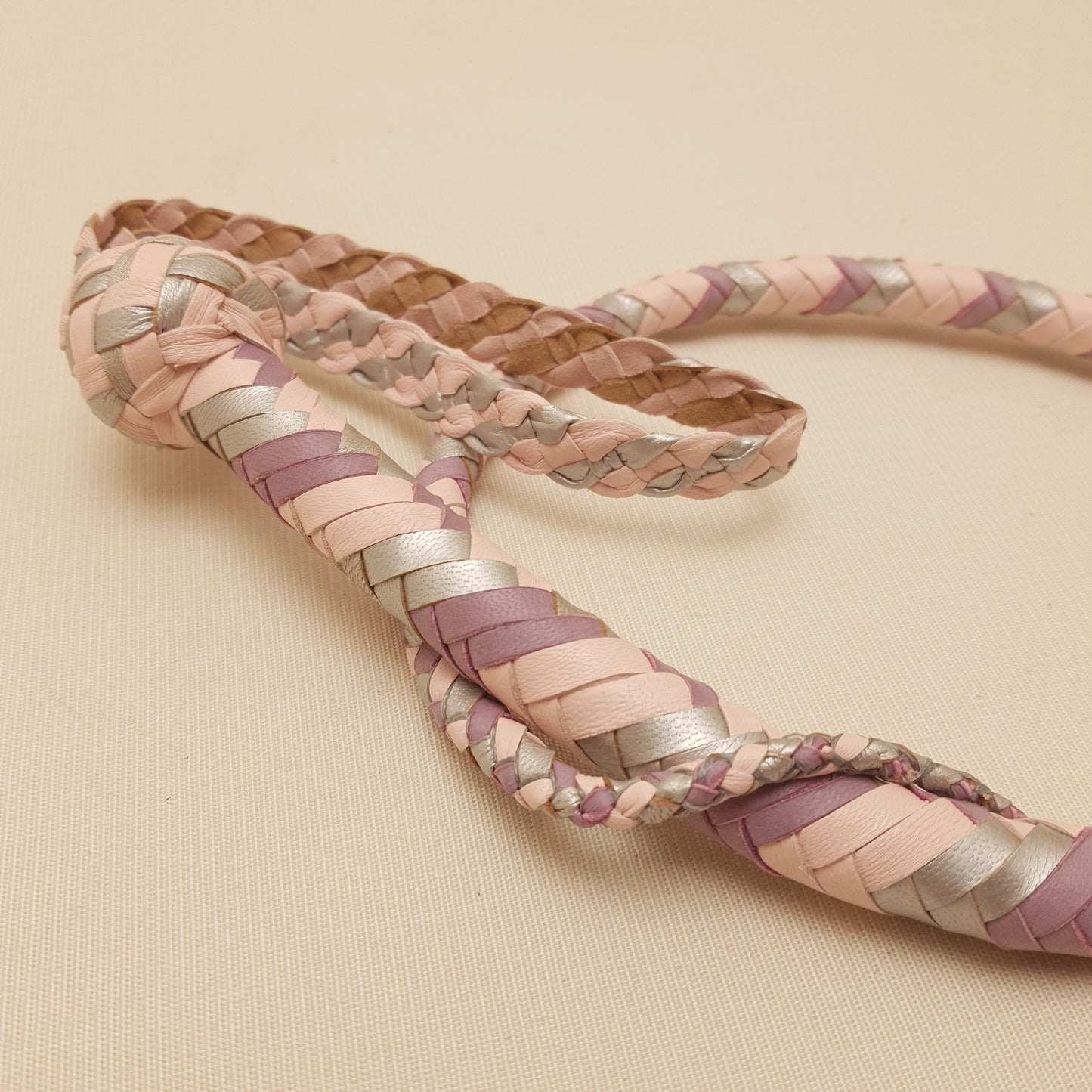 Fouet Single Tail - 70 cm en cuir tressé - argenté, rose & lilas
