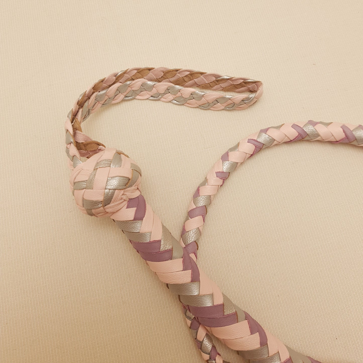 Fouet Single Tail - 70 cm en cuir tressé - argenté, rose & lilas