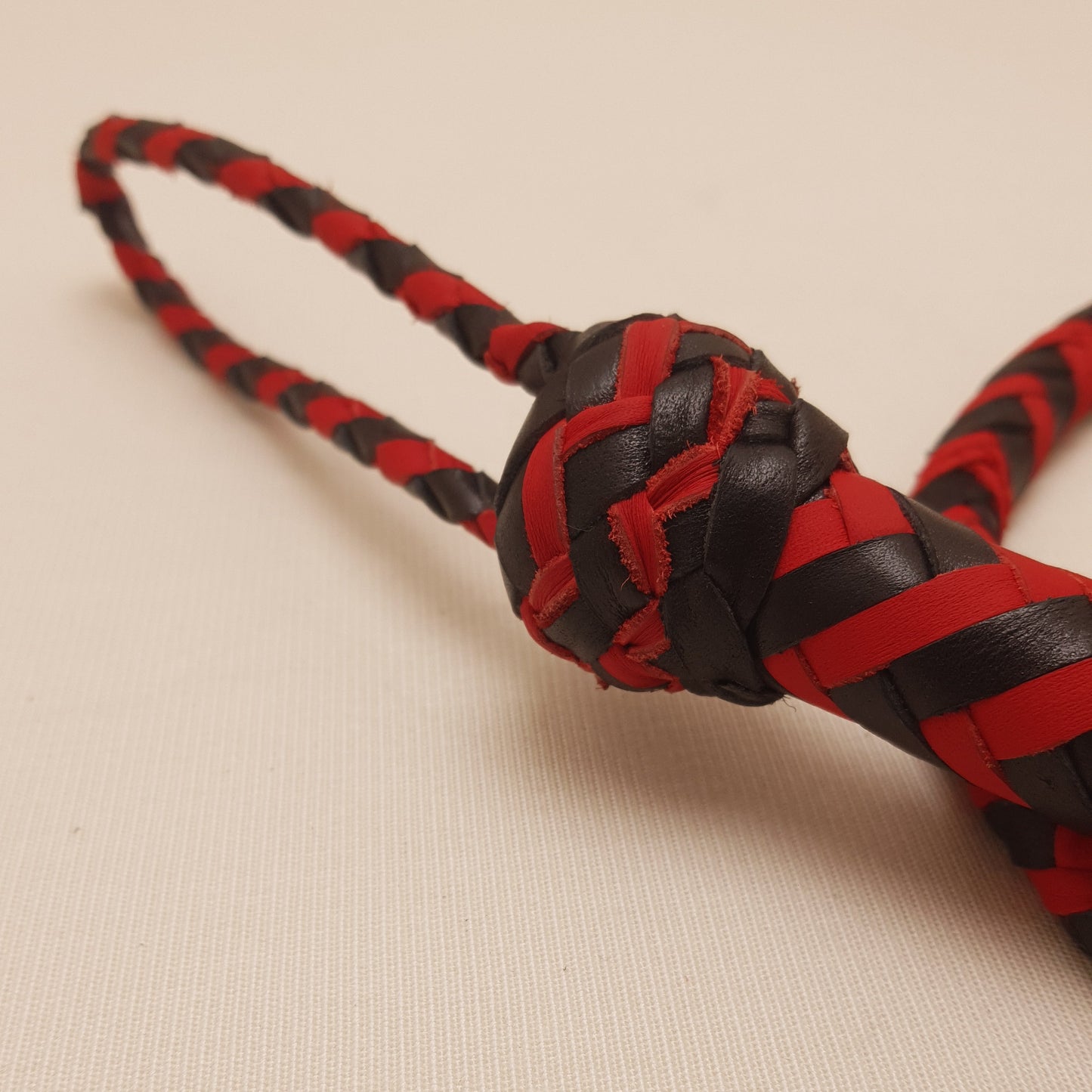 Fouet Single Tail - 90 cm en cuir tressé - rouge & noir