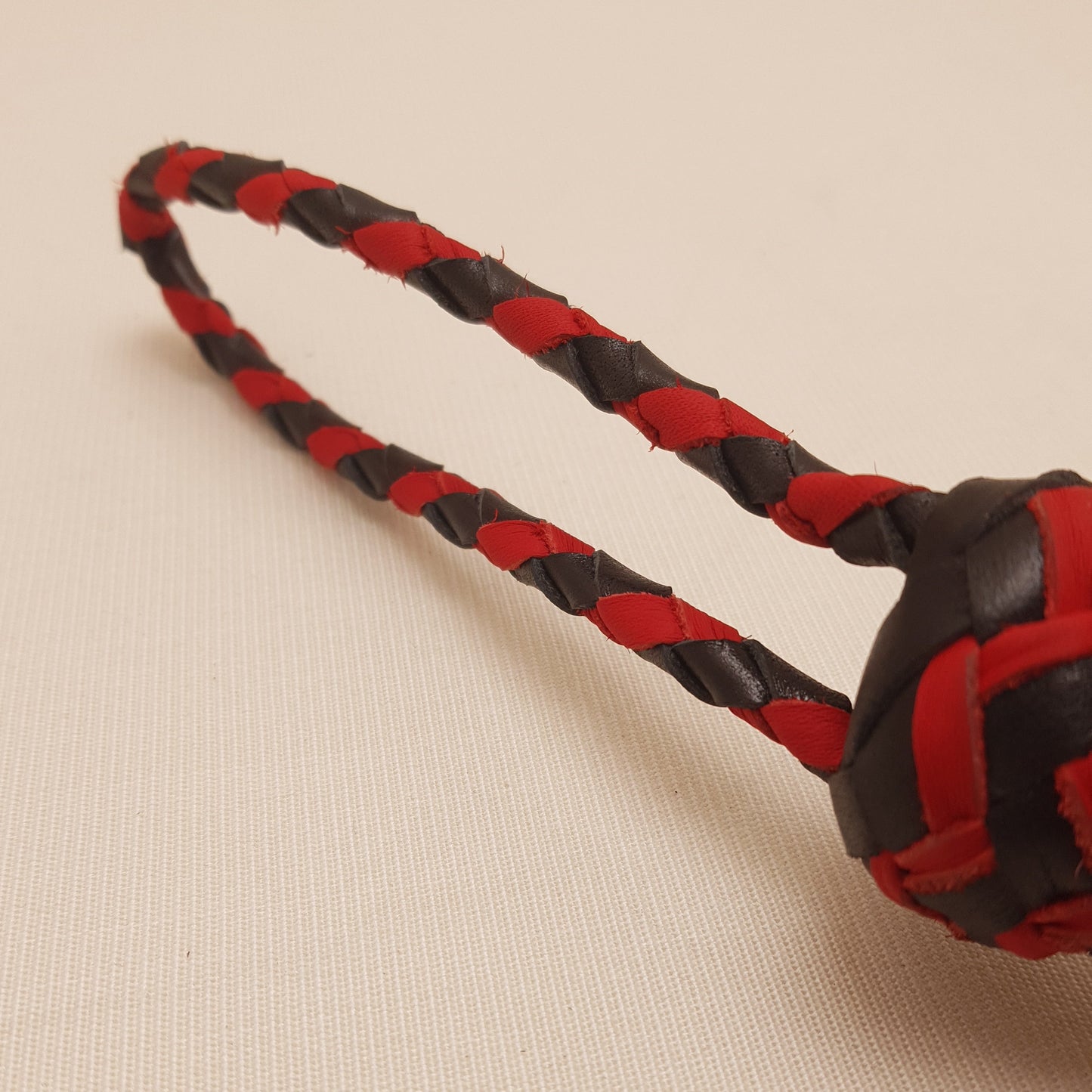 Fouet Single Tail - 90 cm en cuir tressé - rouge & noir