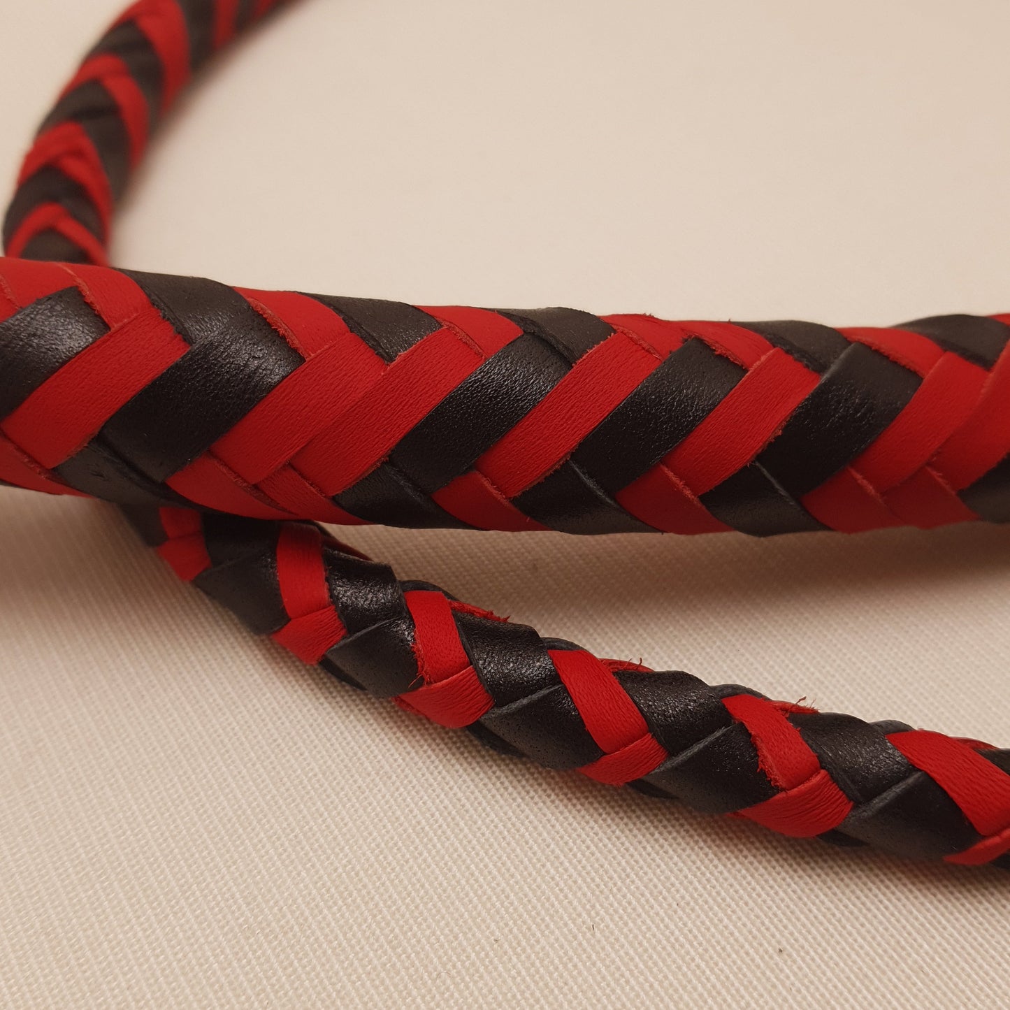 Fouet Single Tail - 90 cm en cuir tressé - rouge & noir