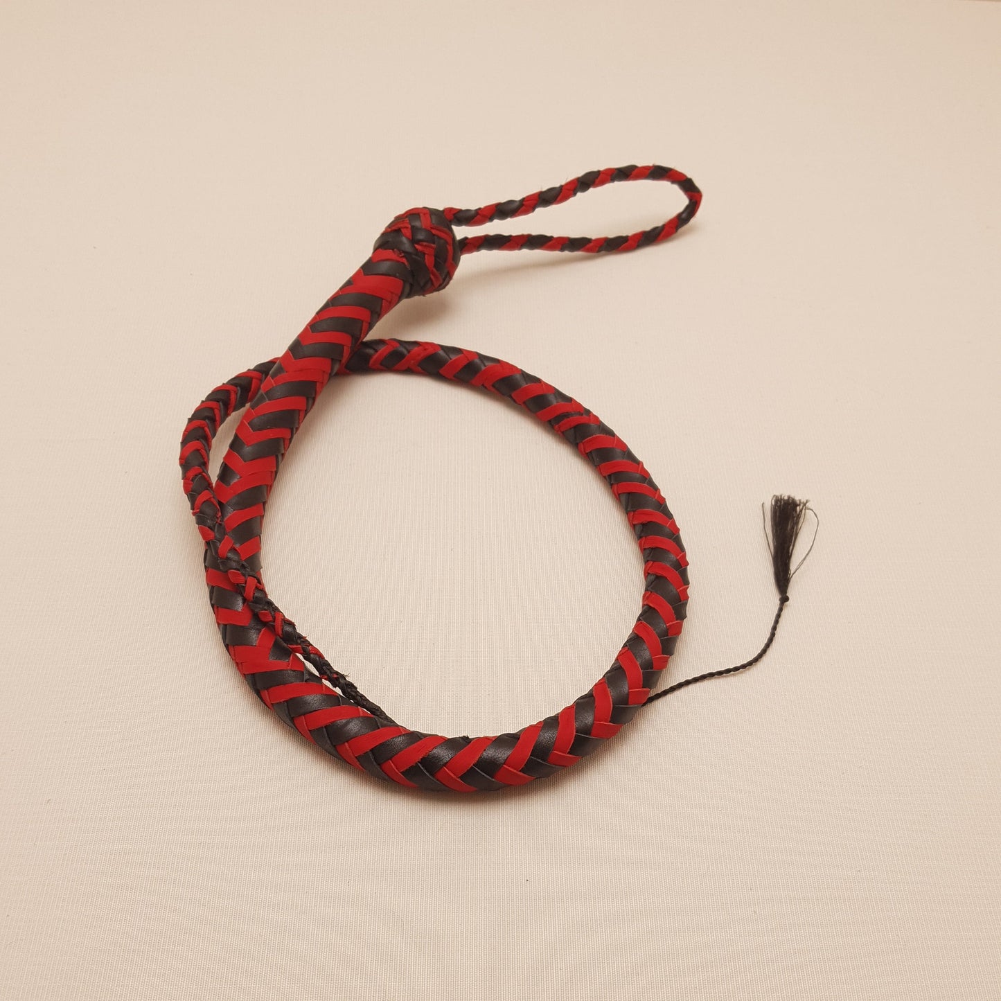 Fouet Single Tail - 90 cm en cuir tressé - rouge & noir
