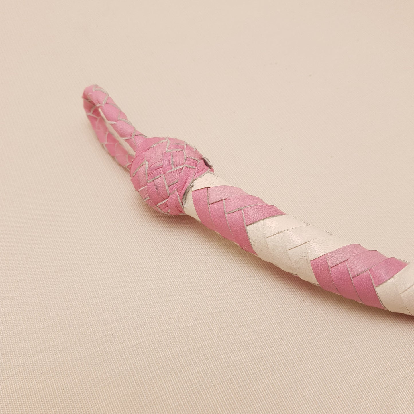 Fouet cravache mexicaine - 45 cm en cuir tressé - rose & blanc