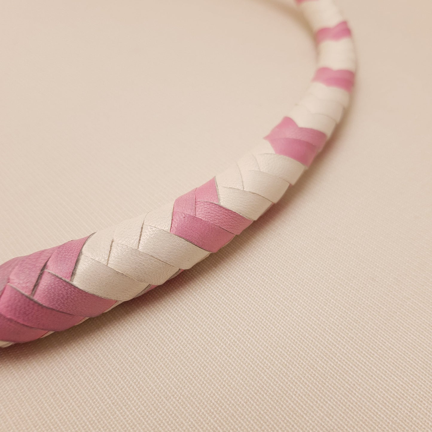 Fouet cravache mexicaine - 45 cm en cuir tressé - rose & blanc