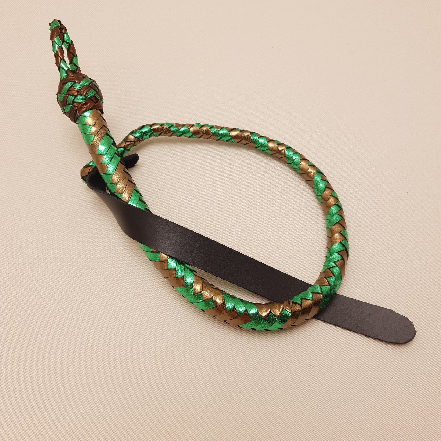 Fouet cravache mexicaine - 56 cm en cuir tressé - vert & bronze