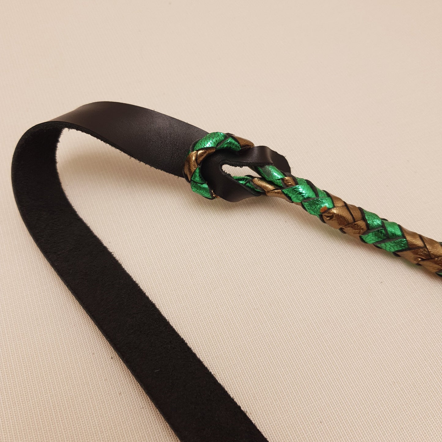 Fouet cravache mexicaine - 56 cm en cuir tressé - vert & bronze