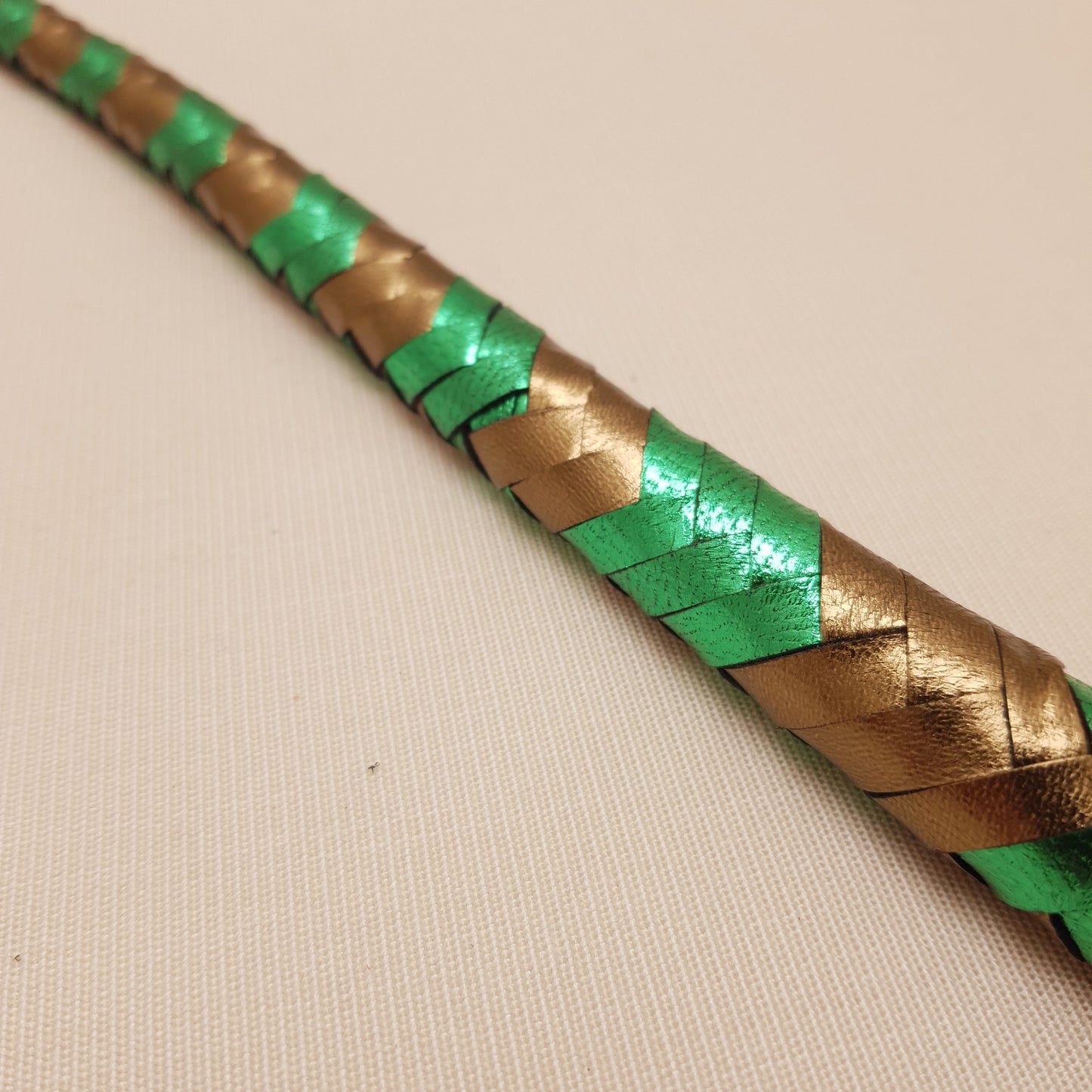Fouet cravache mexicaine - 56 cm en cuir tressé - vert & bronze