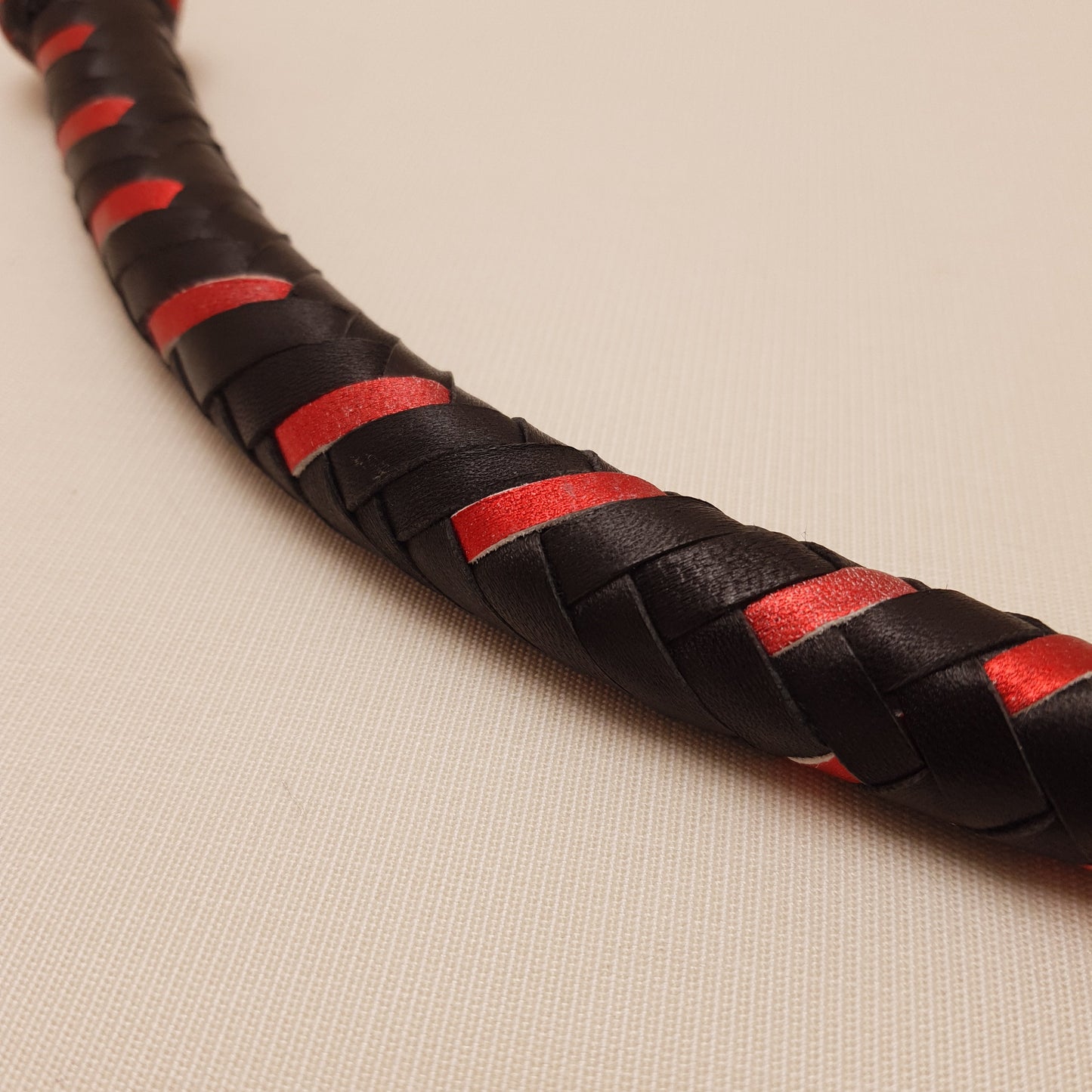 Fouet cravache mexicaine - 46 cm en cuir tressé - rouge & noir