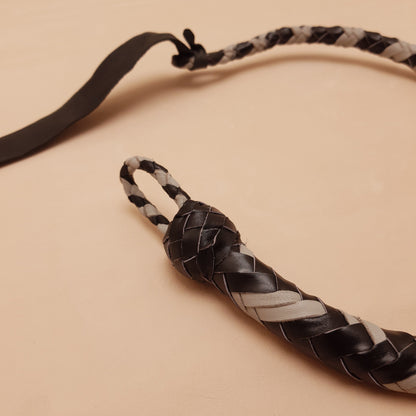 Fouet cravache mexicaine - 56 cm en cuir tressé - noir & gris