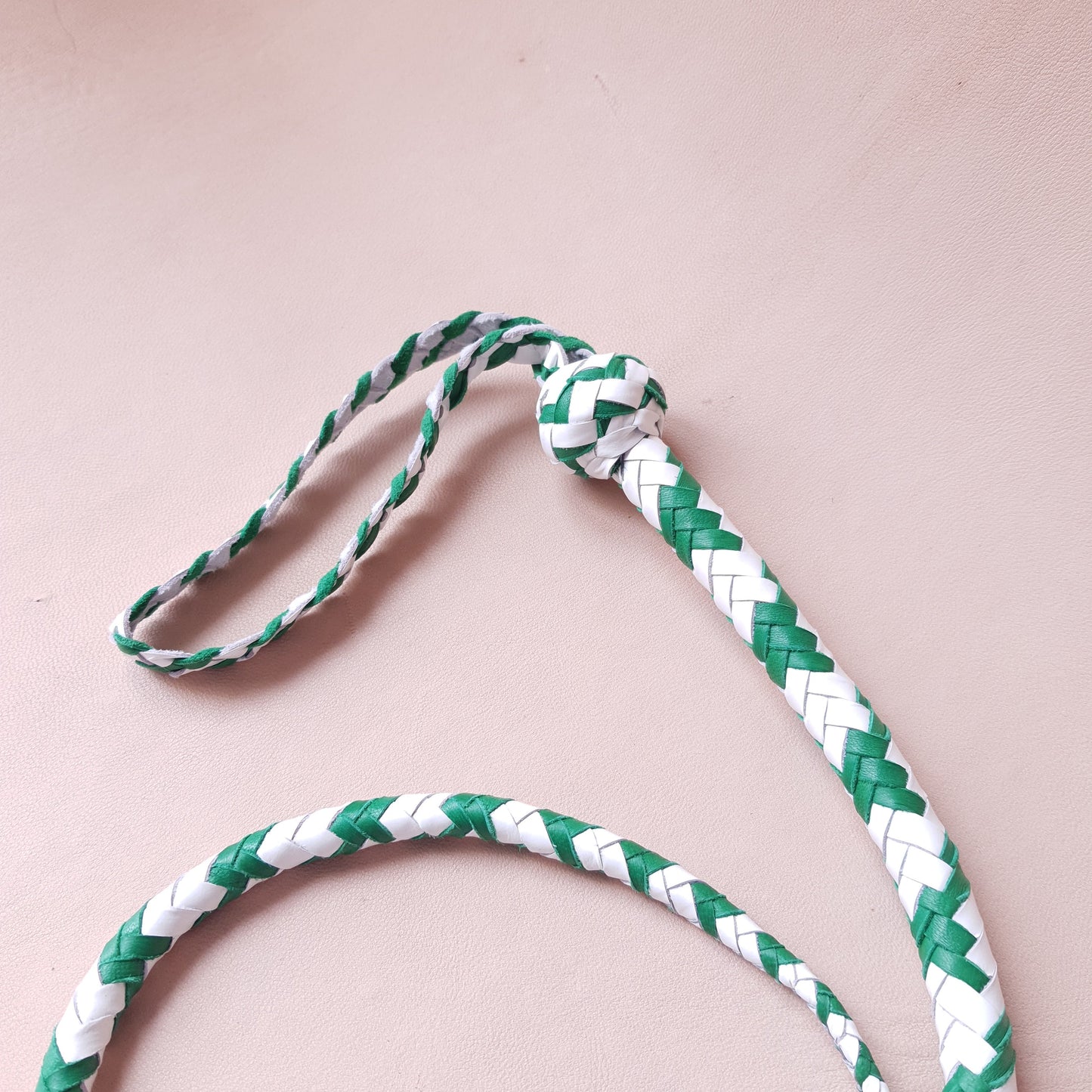 Fouet single tail - 70 cm en cuir tressé - blanc & vert
