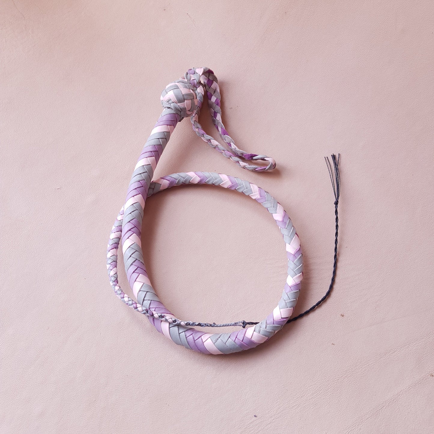 Fouet single tail - 70 cm en cuir tressé - gris, rose & lilas