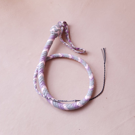 Fouet single tail - 70 cm en cuir tressé - gris, rose & lilas