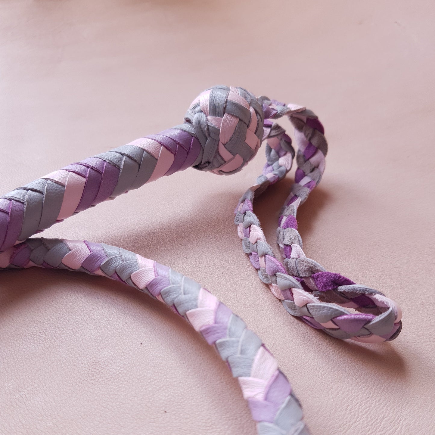 Fouet single tail - 70 cm en cuir tressé - gris, rose & lilas